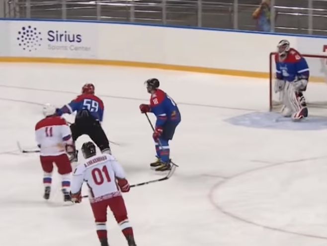 Лукашенко сыграл с Путиным в хоккей на ледовой арене в Сочи. Видео