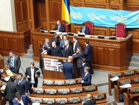 Заседание Рады началось с блокирования парламентской трибуны
