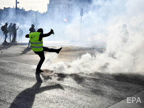 Во Франции расследуют 140 дел по подозрению полиции в насилии во время протестов 