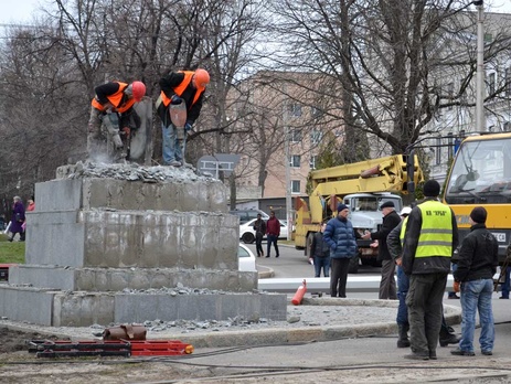 Мэрия Харькова: Стелу, поврежденную взрывом, восстановят до 11 апреля