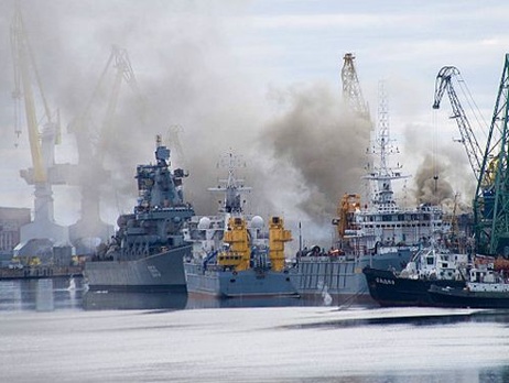 СМИ: Горящую в Северодвинске атомную подводную лодку решили затопить