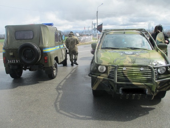 В Запорожской области неизвестные обстреляли автомобиль с военными