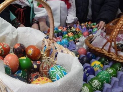 В Ивано-Франковске состоялась благотворительная акция по продаже писанок для онкобольных детей