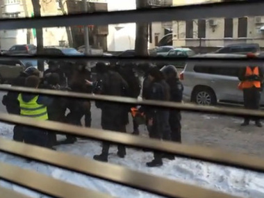 Милиция проверяет, кто опубликовал видео, на котором бойцы ВВ пытаются задержать людей в касках
