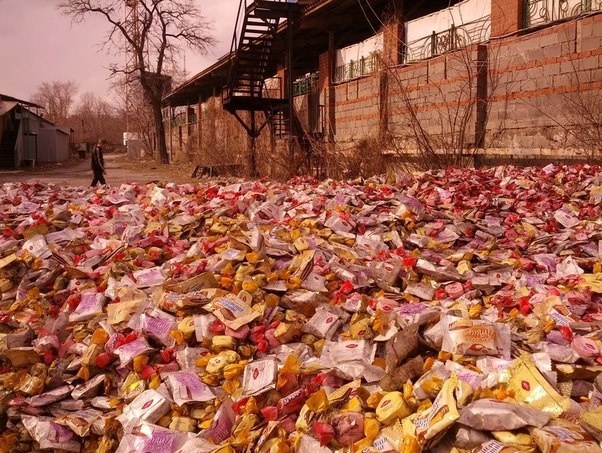 В Донецке горы просроченных конфет выкинули прямо на улицу