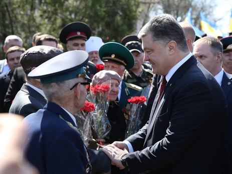 В Одессе Порошенко почтил память моряков и посетил фрегат 