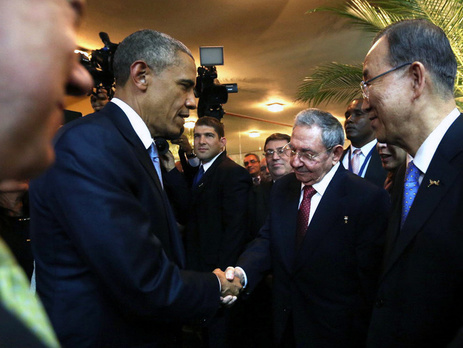 Барак Обама и Рауль Кастро пожали друг другу руки в Панаме