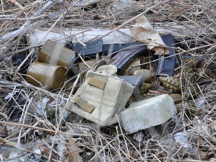 Сотрудники СБУ нашли тайник с оружием и боеприпасами под Житомиром