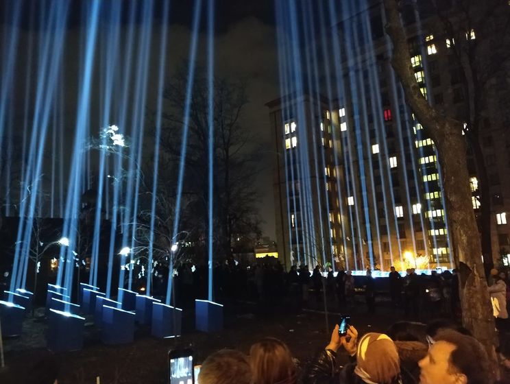 В Киеве в честь Небесной сотни зажгли "лучи достоинства". Видео