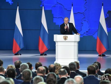 Гость ежегодного послания Путина свалился на пол в попытке занять место поближе к президенту