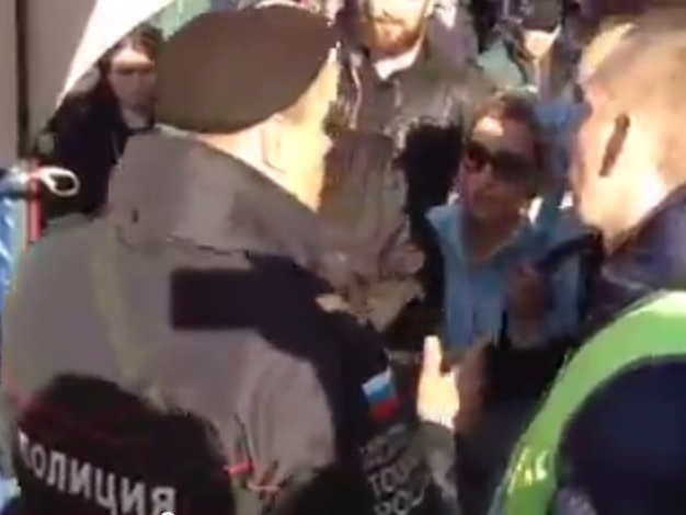В Москве полицейский защищал агитаторов, собиравших деньги на войну в Украине, от возмущенных людей. Видео