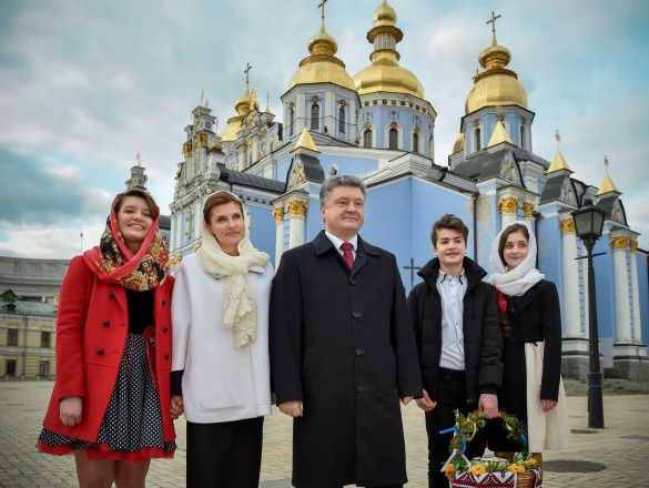 Порошенко с семьей поздравил украинцев с Пасхой. Видео