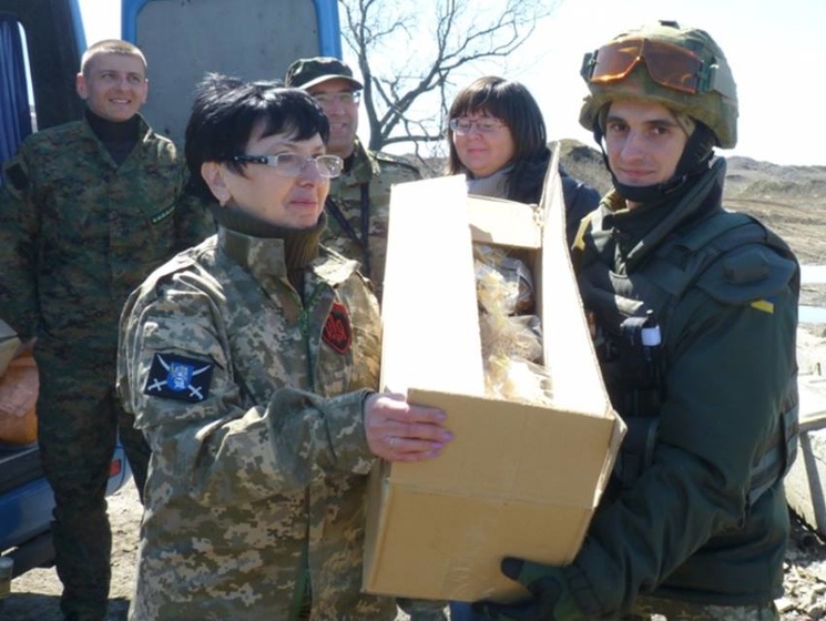 Пресс-центр АТО: Столичные волонтеры поздравили военных на Донбассе с Пасхой