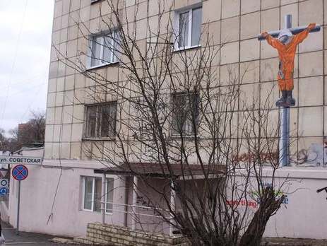 К Пасхе и Дню космонавтики художник из Перми нарисовал на многоэтажке распятого Гагарина