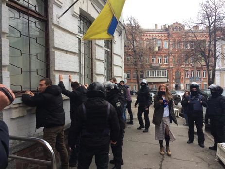 Чотирьох активістів, які намагалися 9 лютого прорватися до райвідділу поліції в Києві, оголосили в розшук – Масі Найєм