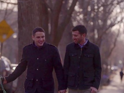 Геи, снявшиеся в предвыборном ролике Хиллари Клинтон, пригласили ее на свадьбу