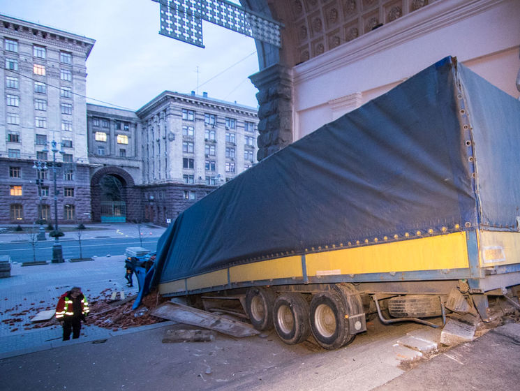 В Киеве напротив мэрии перевернулась фура с кирпичами