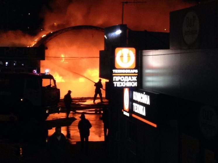 Возле метро "Позняки" в Киеве произошел сильный пожар