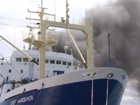 У Канарских островов четвертый день горит российский рыболовецкий траулер 