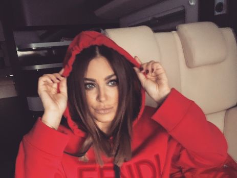 Шампанское, вино, яйца, апельсины. Ани Лорак показала открытый холодильник