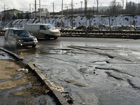 В Киеве активисты залатают ямы на дорогах цветочными композициями