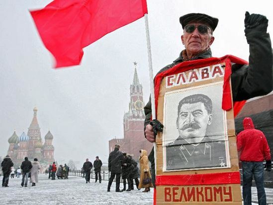 Соцопрос: Россияне считают, что порядок важнее демократии