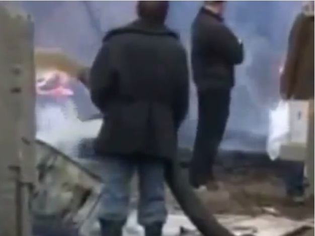 В России пожарные заливают огонь фекалиями. Видео