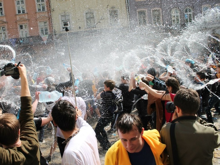 В трех районах Львова возобновили подачу воды, отключенной за долги