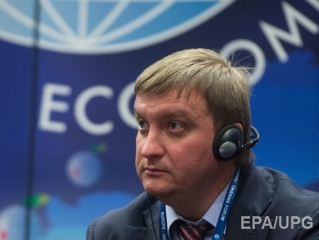 Глава Минюста попросил отложить заседание КС по люстрации. Судьи удалились в совещательную комнату