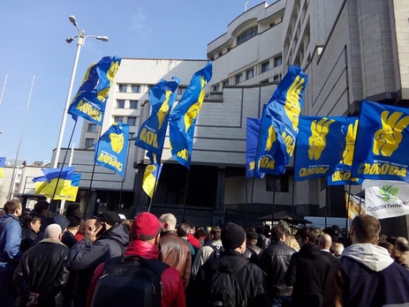 В Киеве возле здания Конституционного Суда проходит митинг в поддержку люстрации