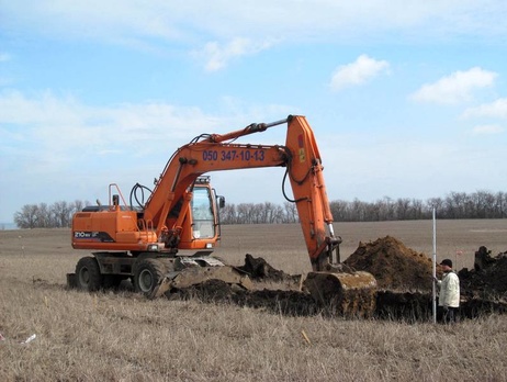 Вокруг Мариуполя продолжается возведение оборонительных рубежей. Фоторепортаж
