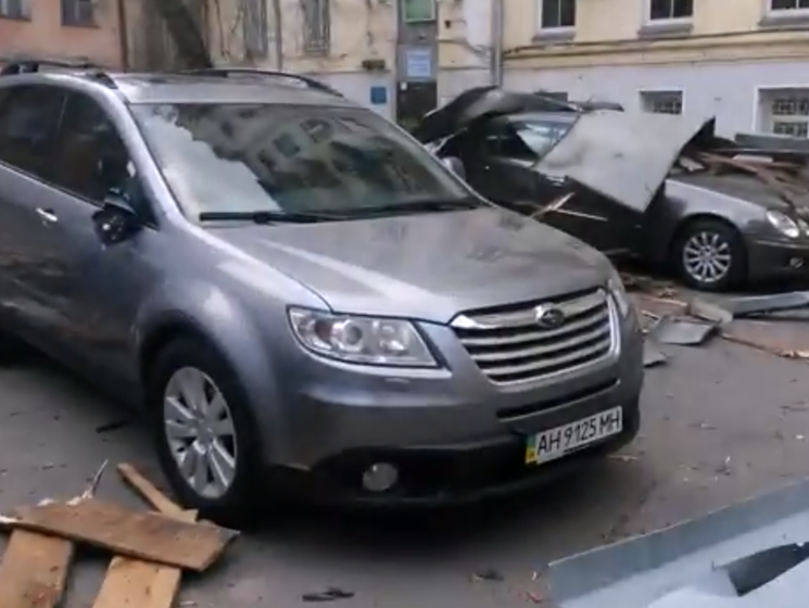 В Киеве из-за сильного ветра крыша дома рухнула на машины. Видео