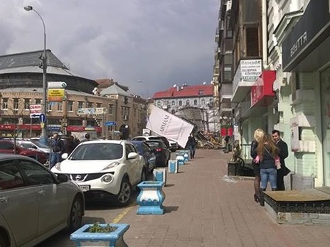Сильный ветер обрушил рекламные конструкции в центре Киева