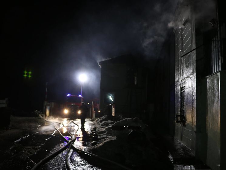 Во время тушения пожара в гаражном кооперативе в Киеве взрывались газовые баллоны, спасателям пришлось самостоятельно подвозить воду – ГСЧС
