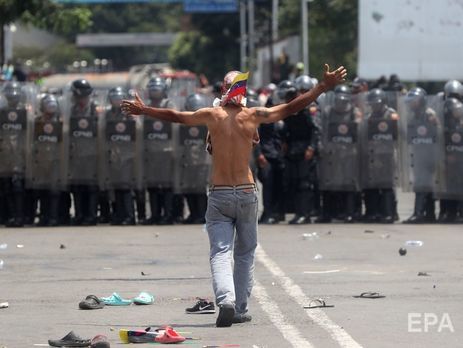 Венесуэльские силовики сожгли прибывшие из Колумбии грузовики с гумпомощью, в столкновениях погибло четыре человека – СМИ