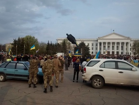 В Краматорске участники проукраинского митинга повалили памятник Ленину. Фоторепортаж