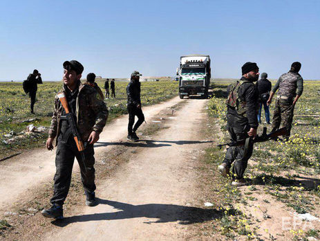 По данным СМИ, автобус попал на мину, оставленную террористами ИГИЛ