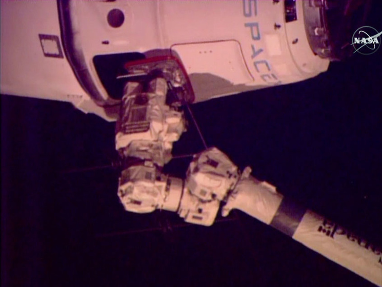 NASA: Космический грузовик Dragon пристыковался к МКС на два дня позже, чем планировалось