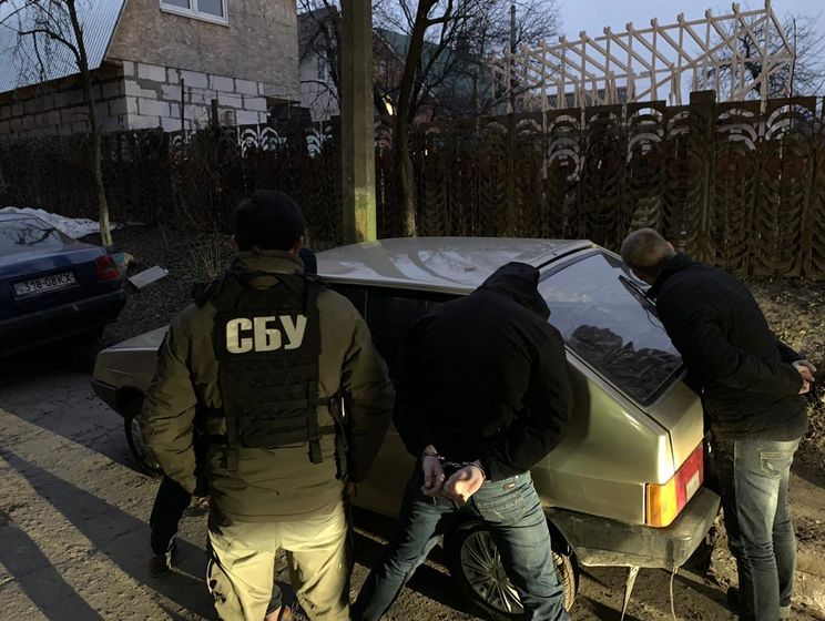 Поліцейського в Київській області затримали на хабарі у розмірі $3 тис.