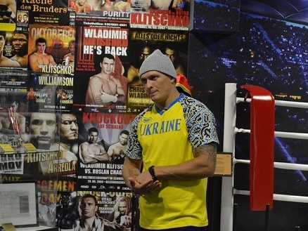 Украинский боксер Усик защитил титул чемпиона WBO, одержав победу над россиянином. Видео