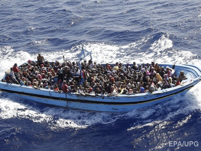 В Средиземном море перевернулось судно с сотнями мигрантов на борту