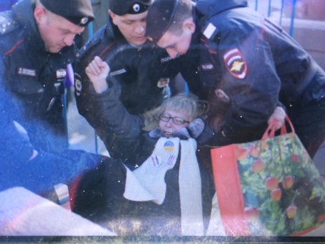 В Москве четверых оппозиционеров задержали за одиночные пикеты. Фоторепортаж