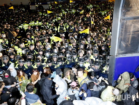 Полиция Сеула задержала более 100 демонстрантов. Фоторепортаж