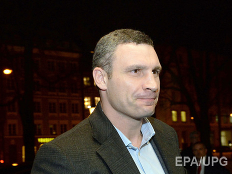 Боксерские перчатки и билеты на бой от Кличко продали с благотворительного аукциона за $26 тыс.