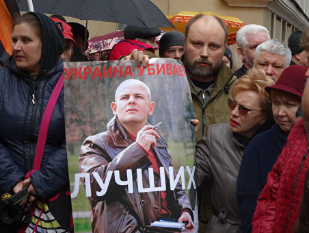 МВД РФ: Около 600 жителей Москвы возложили цветы к посольству Украины в память жертв политических убийств в Киеве