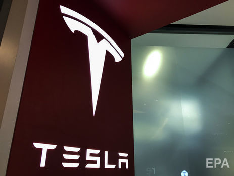 Подружжя з Одеси, підозрюване у продажу фіктивних цінних паперів американської компанії Tesla, заарештували