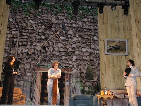 Звезды театра представили премьерный показ спектакля семьям военных. Фоторепортаж