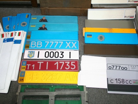 СБУ задержала харьковчанина, изготовлявшего фальшивые автомобильные номера для боевиков