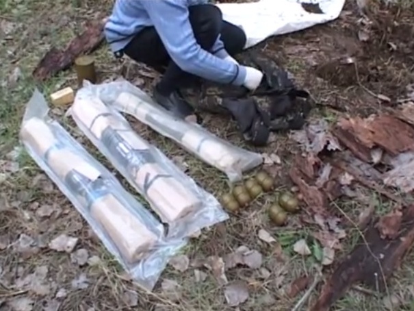 СБУ обнаружила в пригороде Новомосковска тайник с оружием и боеприпасами. Видео