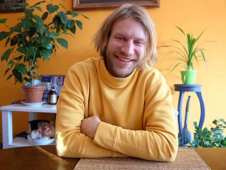 Дорн станцевал под песню Bang! певицы Maruv на фоне текста об угрозе полномасштабной войны между РФ и Украиной